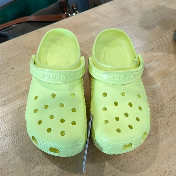 CROCS Other - Yellow unisex crocs size 10 M and 12 W